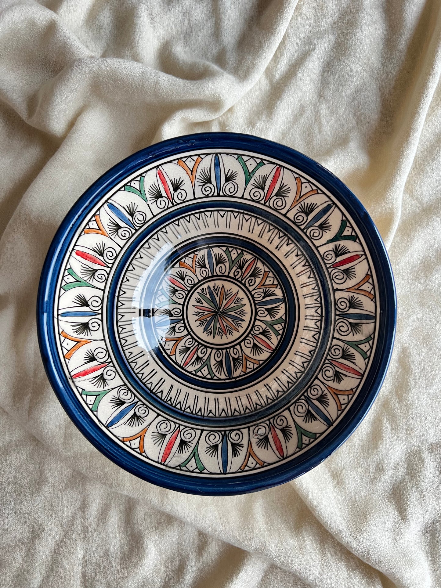 Bol moyen au décor artisanal bleu foncé