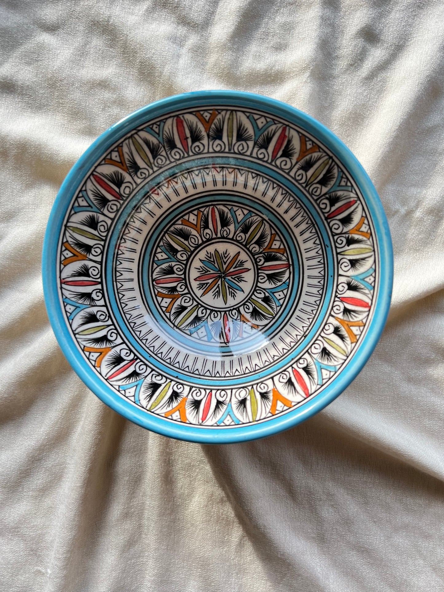 Bol moyen au décor artisanal bleu clair