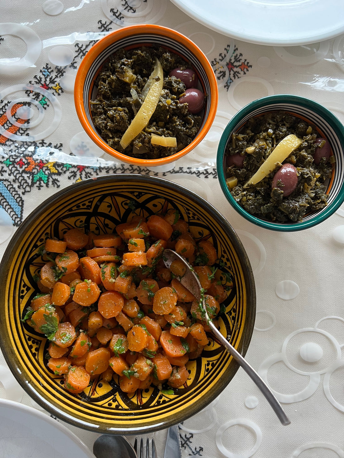 Salade de feuille de mauve à la marocaine ("Bekkoula")